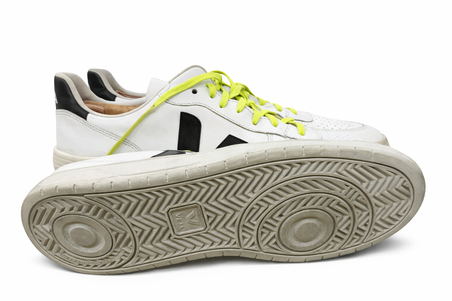 Veja White Leather Sneakers with Neon Laces – Casual Streetwear Shoes (Pre-owned)