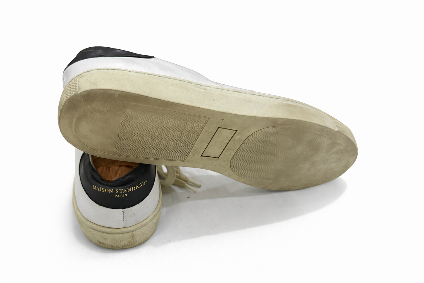 Maison Standards White Leather Sneakers – Classic Minimalist Style (Pre-Owned)