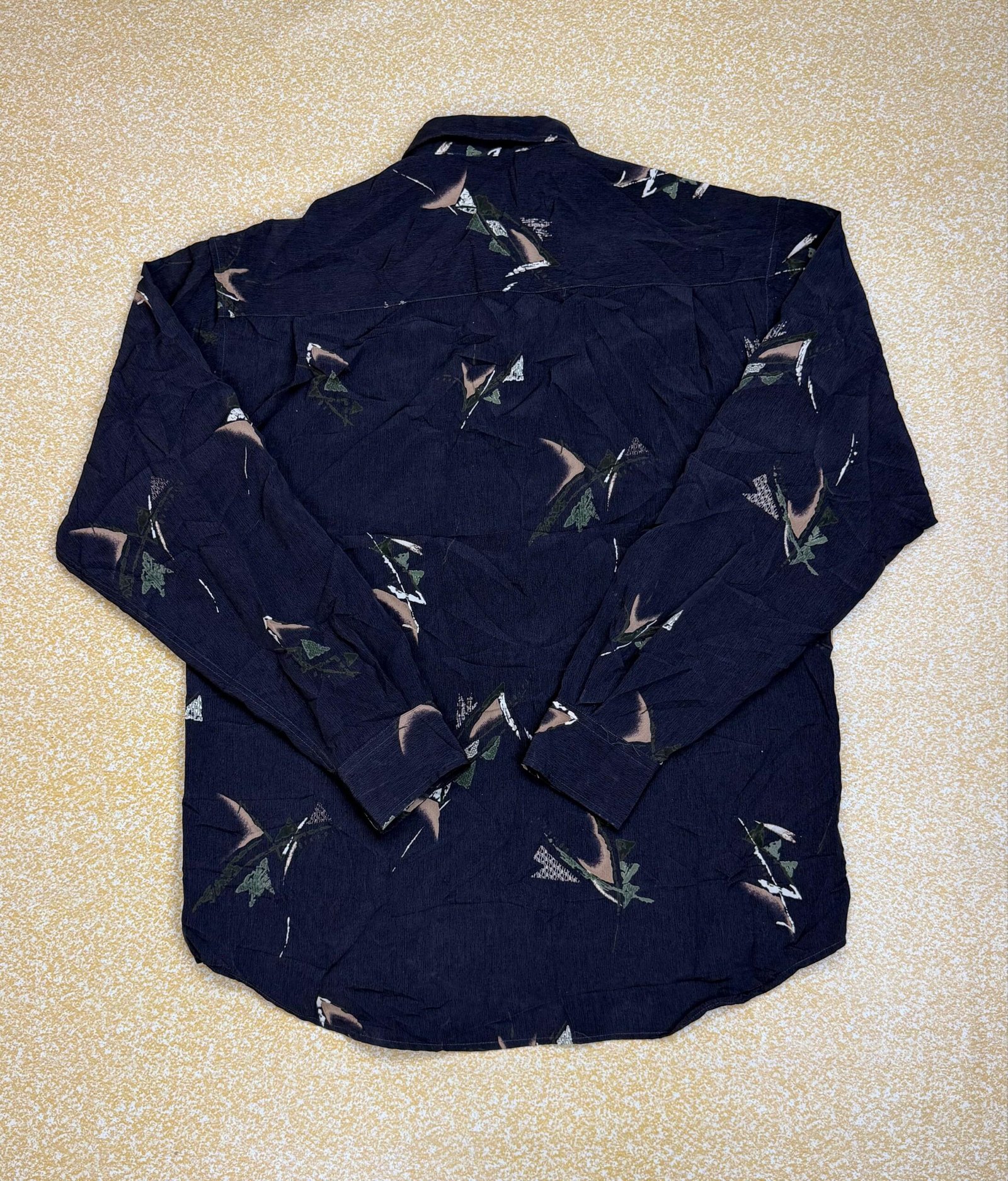 Grade A Modango Vintage 90s Men's Abstract Geometric Shirt – Used Long Sleeve Button-Down Casual Shirt (Size M) - Image 4