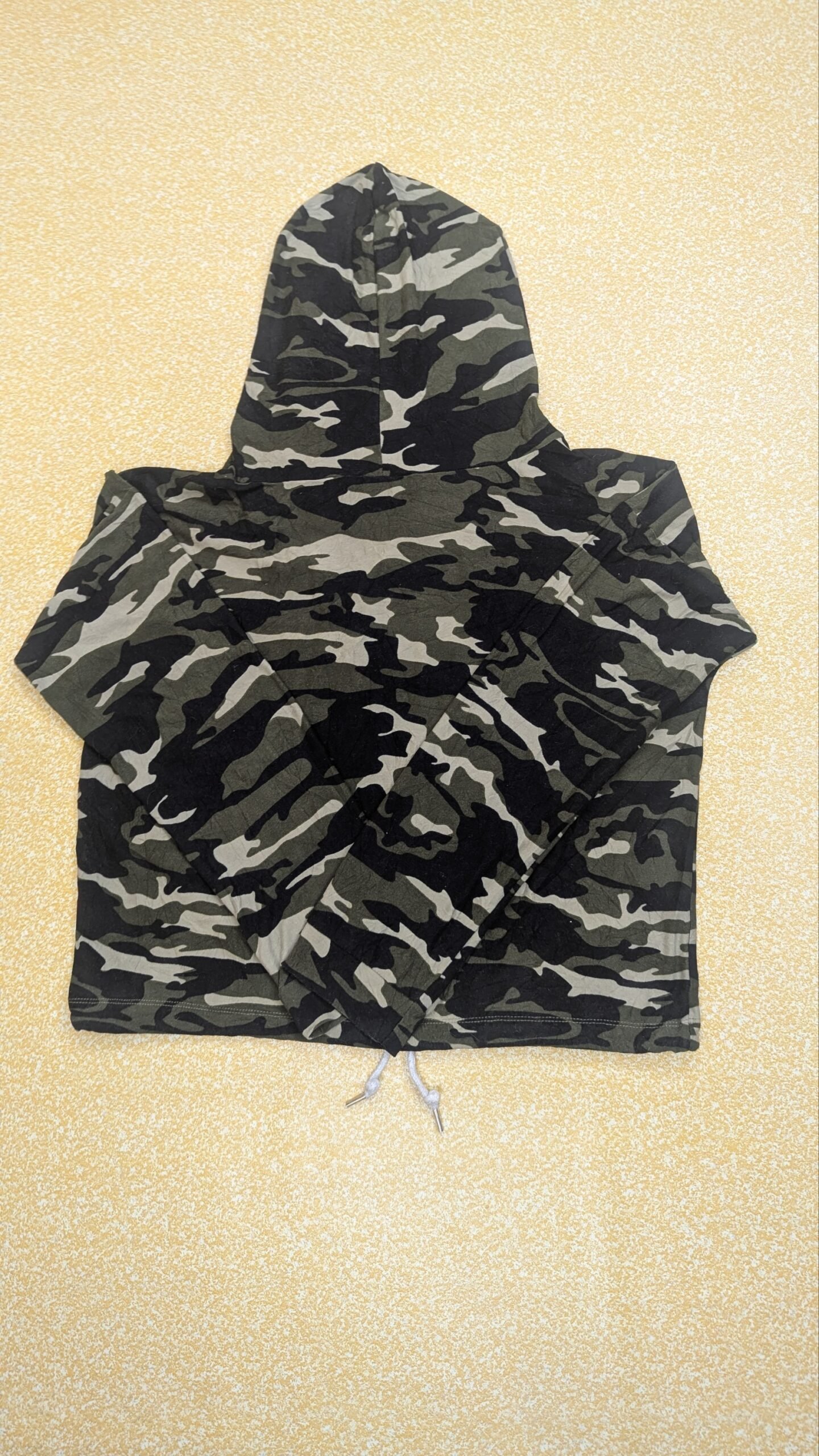 Streetwear Society Active Women's Camo Cropped Hoodie – Pre-Loved Camouflage Long Sleeve Pullover (Size L) Grade A - Image 4
